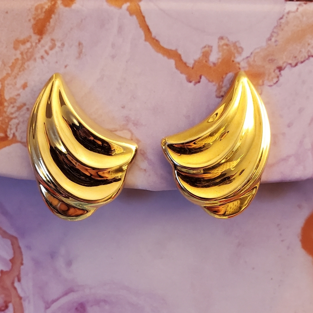 VINTAGE MONET signed Gold-Tone Clip On Earrings Swirled Wing